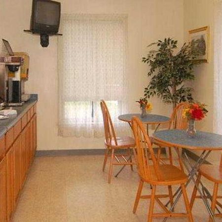 Rodeway Inn Удбридж Ресторант снимка