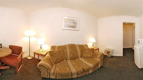 Rodeway Inn Удбридж Екстериор снимка