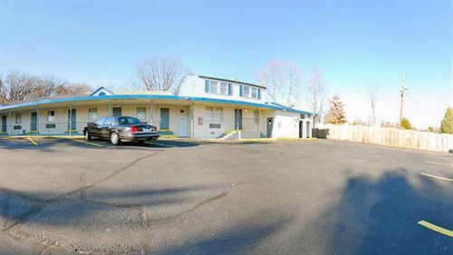 Rodeway Inn Удбридж Екстериор снимка