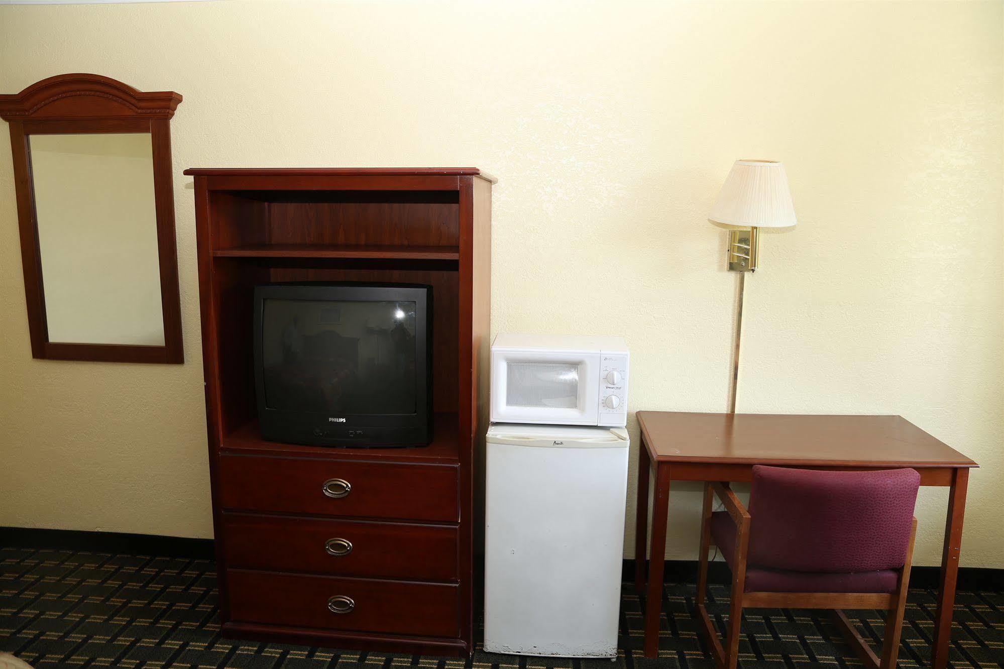 Rodeway Inn Удбридж Екстериор снимка