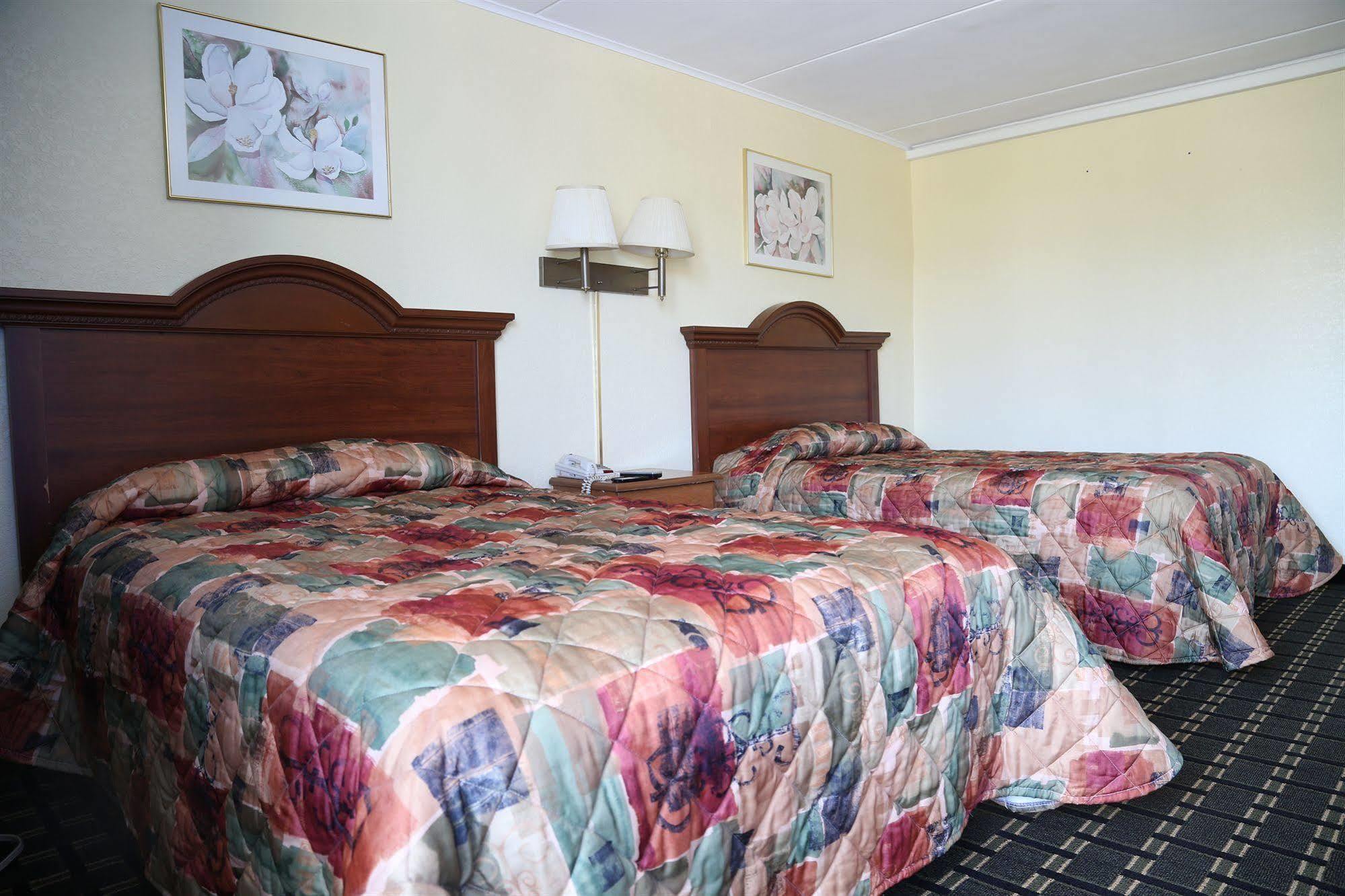 Rodeway Inn Удбридж Екстериор снимка